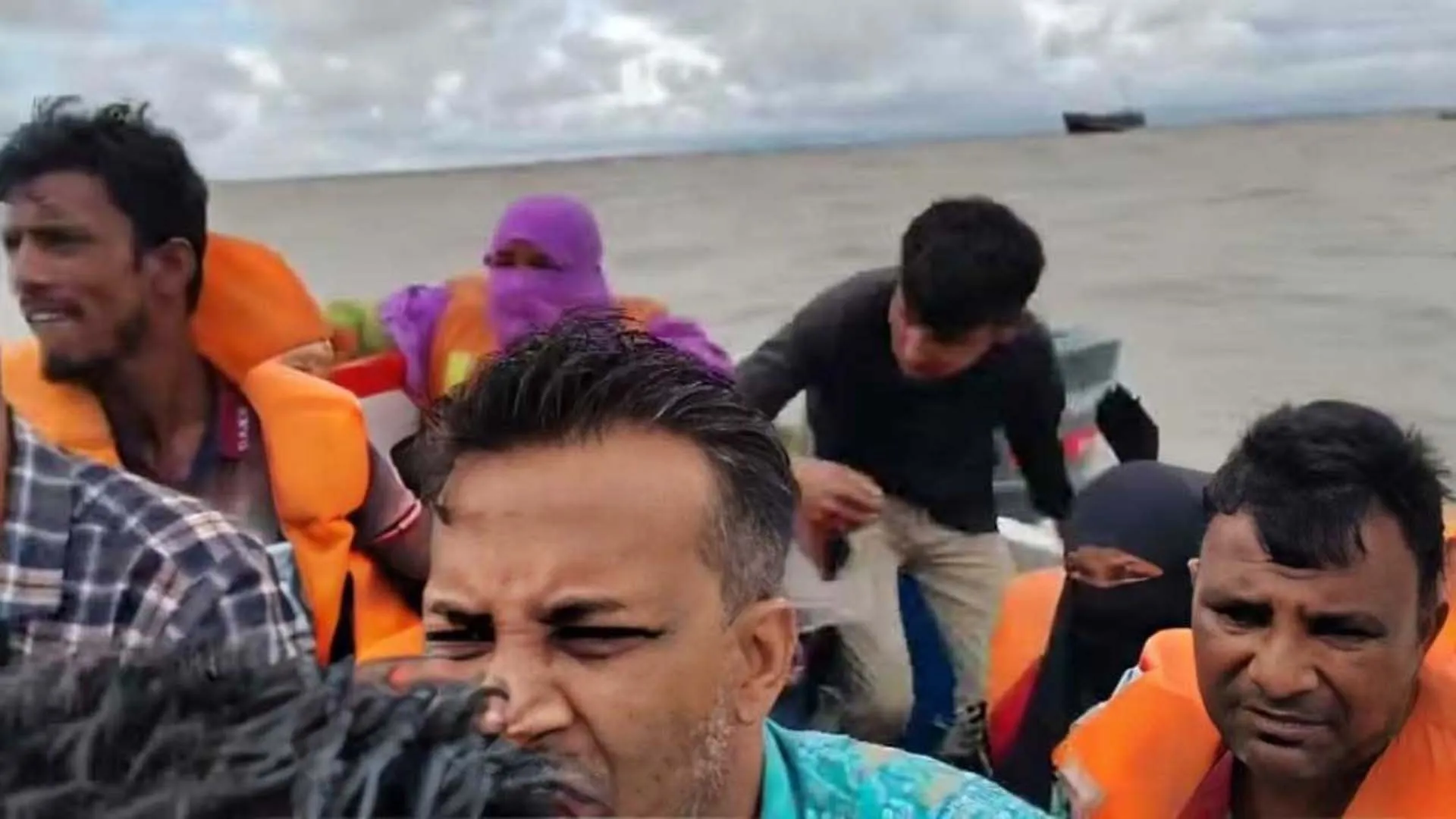 উত্তাল মেঘনার মাঝে স্পিডবোট অচল, যাত্রীদের কান্নাকাটি